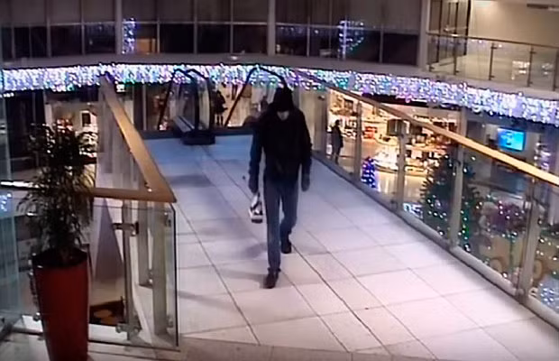 Hình ảnh nghi phạm đánh bom do camera gần khu trung tâm mua sắm ghi lại.