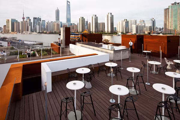 Bar The Roof của khách sạn Shanghai’s chic Waterhouse ở Thượng Hải, Trung Quốc. Nếu bạn có dịp tới Trung Quốc hãy lên tầng cao nhất của khách sạn Shanghai’s chic Waterhouse để nhâm nhi đồ uống và chiêm ngưỡng những sắc màu tuyệt diệu của thành phố.