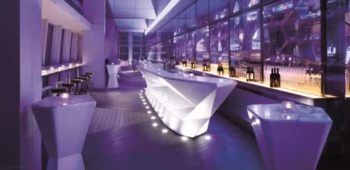 Ozone, Hong Kong, Trung Quốc. Nằm trên tầng thứ 118 của Ritz-Carlton Hong Kong, quán bar nổi bật và đầy ấn tượng với cấu trúc tường nối tường lấp lánh nối đuôi nhau.