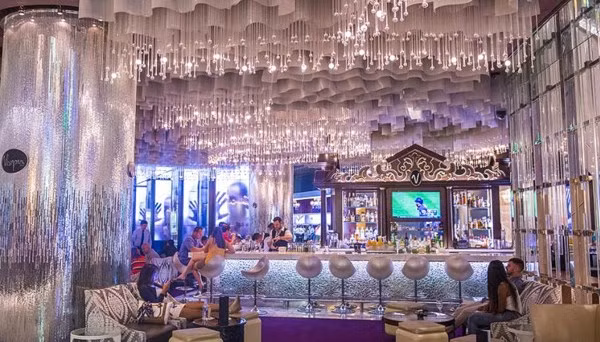 Xa hoa và hào nhoáng là từ ngữ người ta dùng để miêu tả khi đến với quán bar Chandelier ở khách sạn Cosmopolitan Las Vegas, Mỹ.
