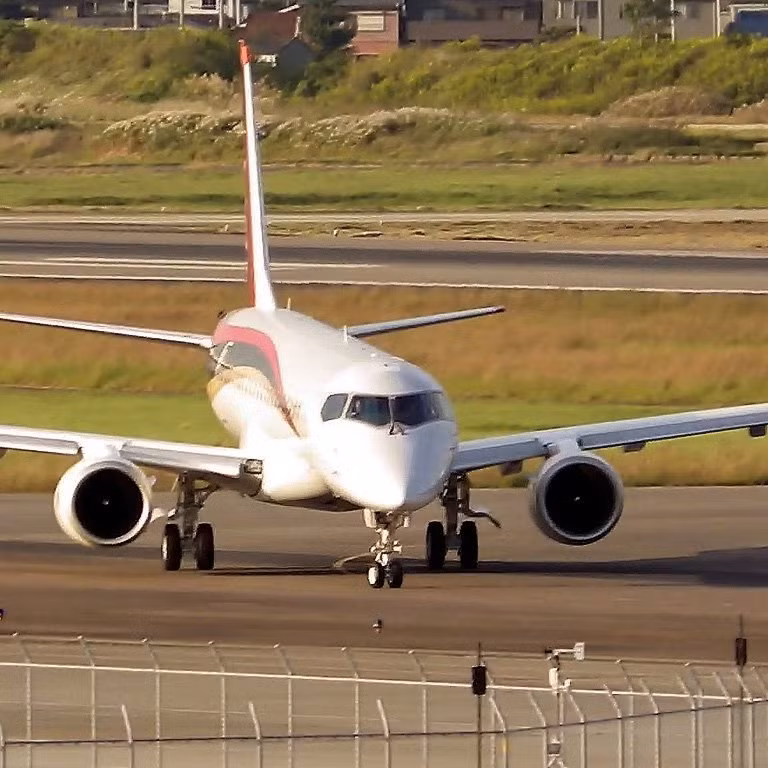 Được sản xuất để phù hợp với thị trường khu vực, MRJ có 2 mẫu là MRJ 70 với 78 chỗ ngồi và MRJ 90 với 92 chỗ ngồi. Công ty Mitsubishi không loại trừ sẽ cho ra đời mẫu MRJ trên 100 chỗ ngồi trong tương lai.