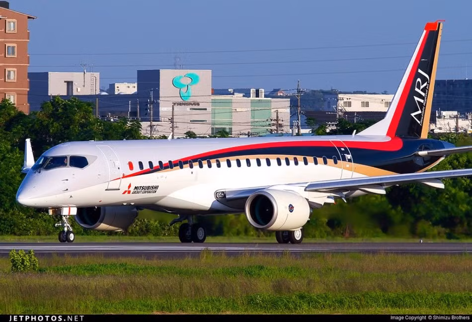 Chiếc MRJ đầu tiên dự kiến được bàn giao vào tháng 6/2017 để cung cấp cho hãng hàng không lớn nhất Nhật Bản là ANA Holdings.