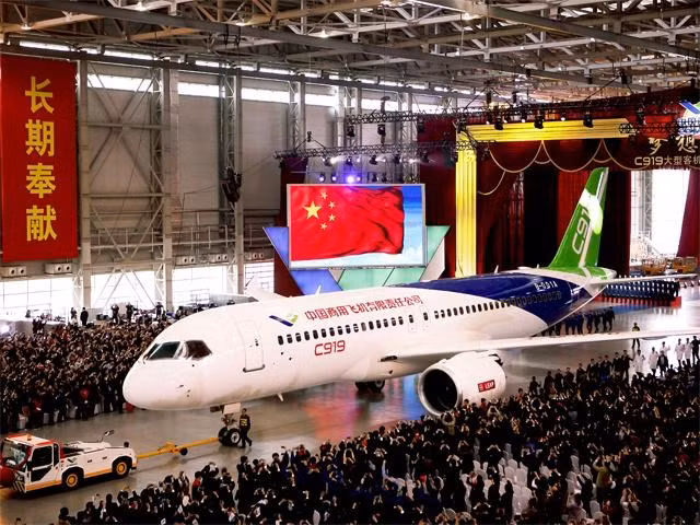 Gần đây, COMAC cũng giới thiệu máy bay chở khách cỡ lớn sản xuất nội địa đầu tiên C919, sức chứa 168 hành khách.