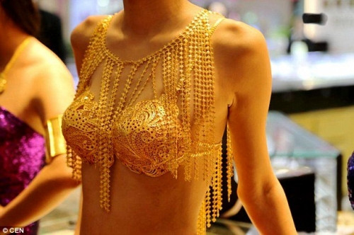 Nếu như Victoria's Secret nổi tiếng với những thiết kế nội y làm từ đá quý và kim cương thì Trung Quốc lại thường xuyên có những show thời trang trình diễn đồ lót bằng vàng ròng. Ảnh: Bộ nội y nặng 700g có giá lên tới 3 triệu NDT (khoảng 10,5 tỷ đồng) được trình diễn tại thành phố Lương Bình, tỉnh Cam Túc (Trung Quốc).