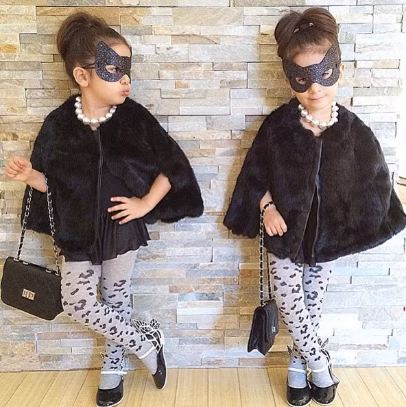 Tủ đồ hàng hiệu của hai bé luôn đầy đủ những bộ cánh và món phụ kiện thời trang khiến nhiều đứa trẻ phải ước ao.