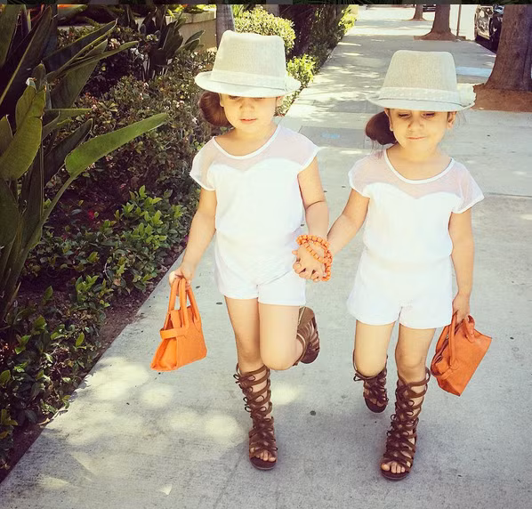 Cả hai dạo chơi trên phố với phong cách sành điệu.