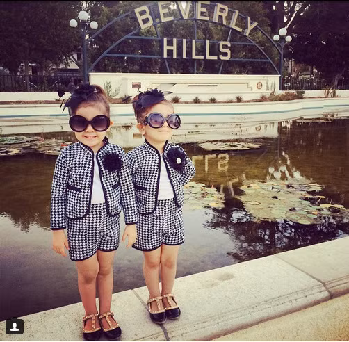 Một số hình ảnh hai bé song sinh diện hàng hiệu cực chất.