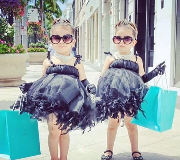 Cặp đôi Bella và Chloe bắt đầu nổi tiếng khi mẹ của hai bé đăng ảnh cặp đôi này ăn mặc như minh tinh Audrey Hepburn trong bộ phim Bữa sáng ở Tiffany's.