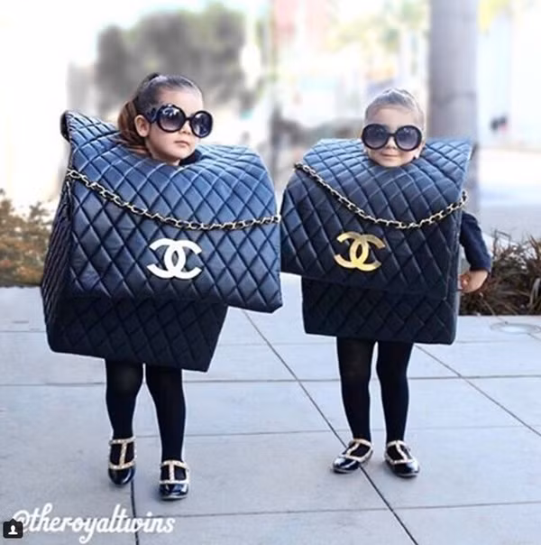 Mẹ của Bella và Chloe vốn là nhà sản xuất và phóng viên truyền hình, bà đã không tiếc tiền để sắm cho hai con gái những bộ hàng hiệu cực chất.