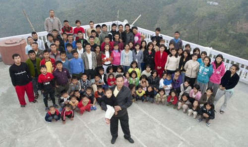 Cuoc song nguoi dan ong co 39 vo va gan 100 con