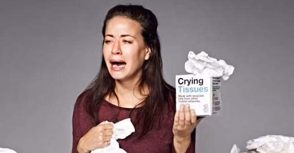 Thuê phòng khách sạn để... khóc: Từ đầu tháng 5/2015, khách sạn Mitsui Garden Yotsuya, thành phố Tokyo (Nhật Bản) đã thiết kế và đưa vào sử dụng những "căn phòng khóc". Theo Oddity Central, chỉ cần chi 10.000 yen (khoảng 1,8 triệu đồng), khách có thể ở trong căn phòng đó để... khóc suốt ngày. Trong phòng luôn có sẵn những xấp khăn giấy cực kỳ mềm mại để lau nước mắt. Bên cạnh đó, mặt nạ ấm áp và mỹ phẩm tẩy trang, nước nhỏ mắt cũng luôn sẵn sàng phục vụ khách hàng sau khi họ đã khóc đỏ mắt.