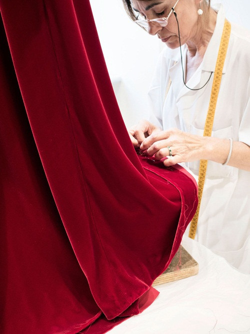 Phần gấu váy của toàn bộ các thiết kế tại xưởng may Valentino đều được yêu cầu may bằng tay.