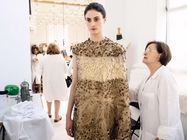 Các thợ may lão luyện của Valentino đang thử trang phục cho người mẫu.