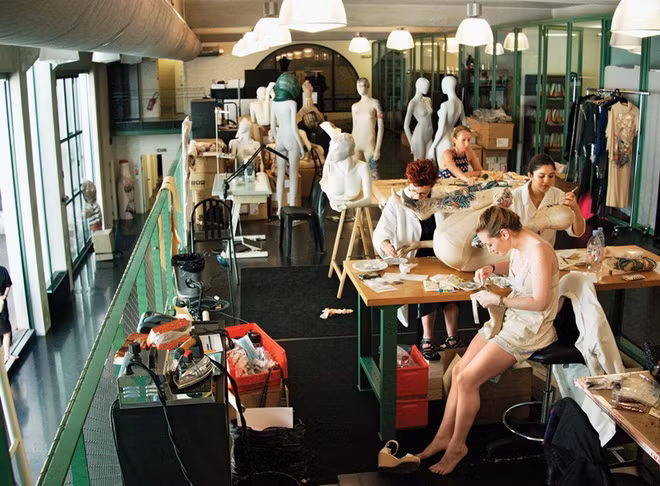 Trong hình là không gian xưởng may của hãng thời trang Gaultier. Tầng gác lửng là nơi các thực tập sinh làm việc. Tất cả tập đính từng viên pha lê Swarovski lên hình mẫu thiết kế có sẵn.