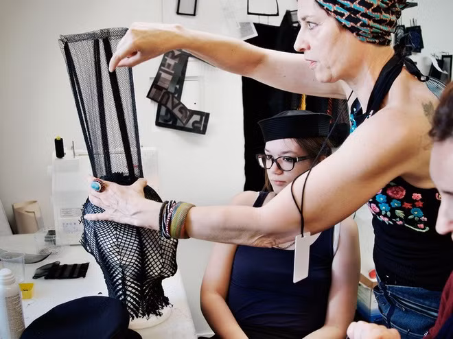 Nghệ nhân Claudie Linchet (58 tuổi) đang hướng dẫn cách dựng phom dáng của một món phụ kiện đội đầu không thể thiếu trong các bộ sưu tập của Gaultier.