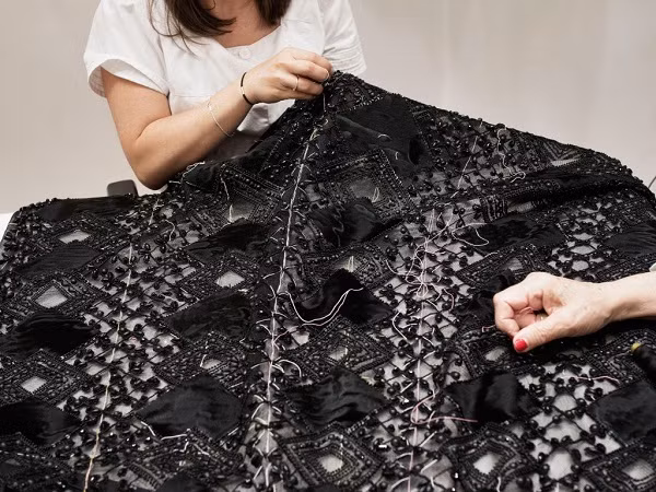 Công đoạn kết hạt thủ công trên thiết kế của nhà mốt nổi tiếng Valentino.