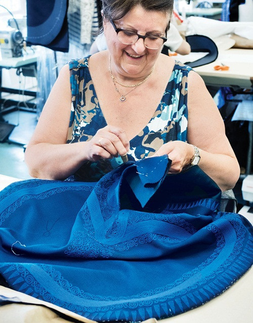 Nghệ nhân Lydie Brochot là một trong những thợ chính đứng đầu xưởng may của Gaultier. Bà đang chăm chú khâu một chiếc váy tinh xảo.