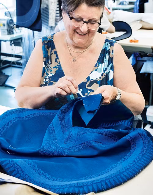 Nghệ nhân Lydie Brochot là một trong những thợ chính đứng đầu xưởng may của Gaultier. Bà đang chăm chú khâu một chiếc váy tinh xảo.