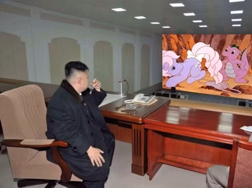 Triều Tiên chỉ có ba kênh truyền hình. Một kênh chỉ chuyên phát sóng các chương trình vào buổi tối, hai kênh còn lại hoạt động vào cuối tuần.