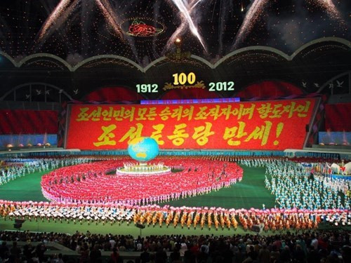 Triều Tiên sở hữu sân vận động lớn nhất thế giới với sức chứa hơn 150.000 người. Với sức chứa 150.000 chỗ ngồi, Rungrado May Day của Triều Tiên đang là sân vận động lớn nhất thế giới.