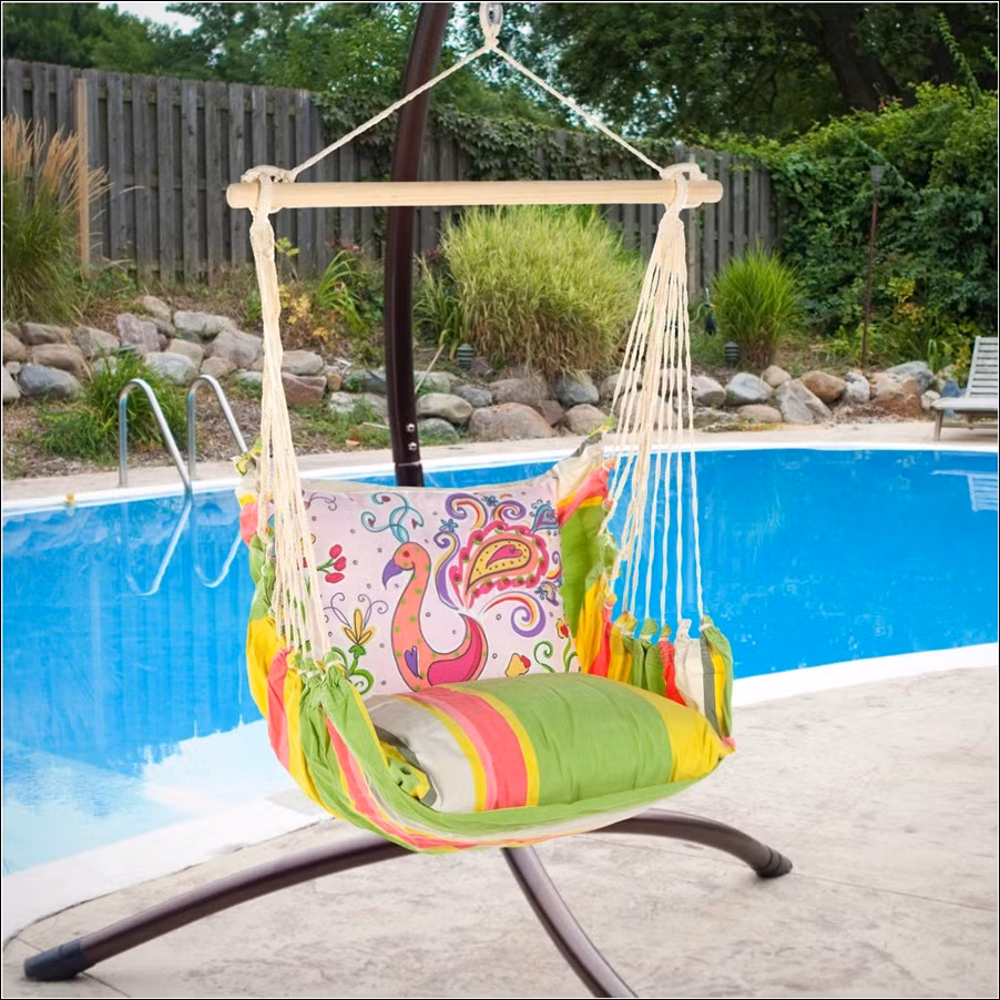 Chiếc ghế hình con công sặc sỡ trông thực sự nổi bật.