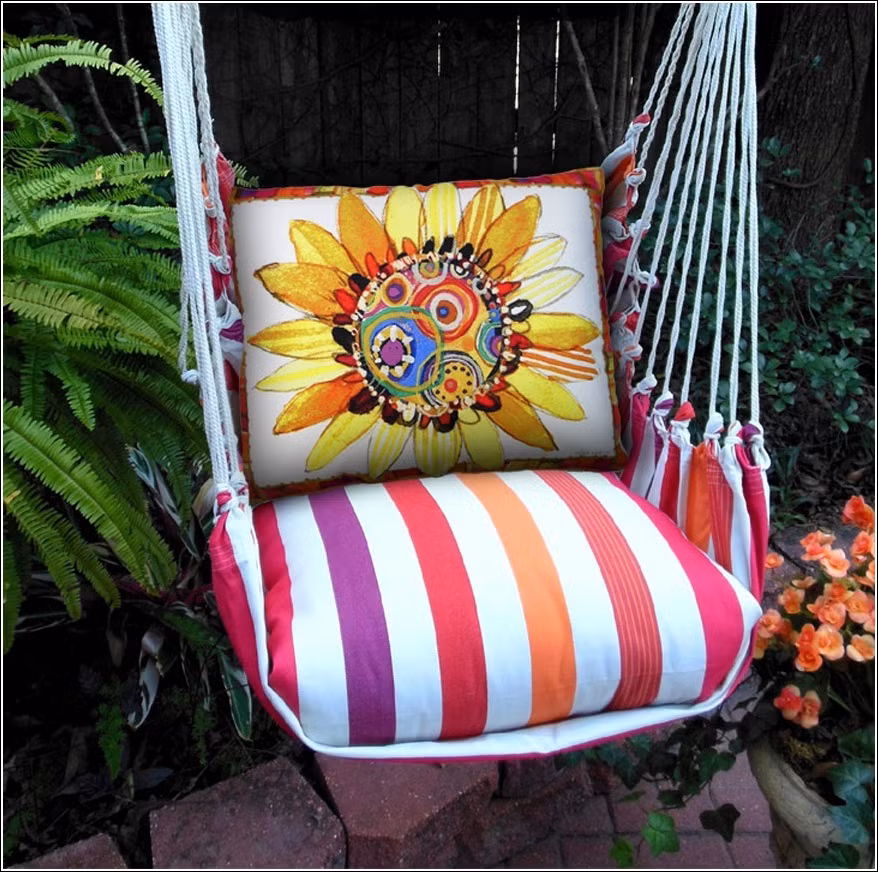 Bông hoa rực rỡ trên chiếc ghế là điểm nổi bật hơn cả.