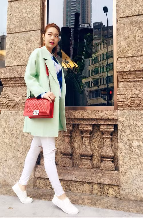 Một lần xuống phố, nữ ca sĩ dùng chiếc Chanel Boy 3.900 USD (hơn 80 triệu đồng) màu đỏ rực rỡ.