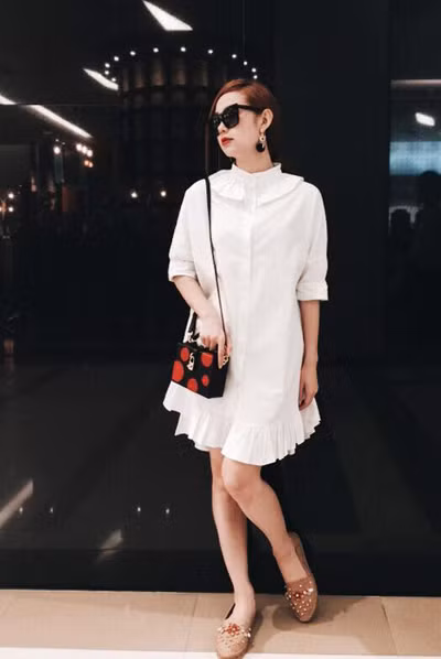 Người đẹp dạo phố cùng túi Dolce &amp; Gabbana dáng hộp giá hơn 80 triệu đồng.