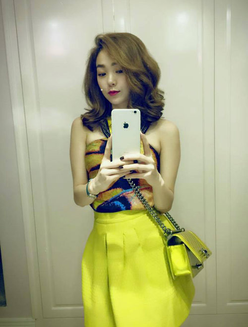 Tủ túi hiệu của Minh Hằng cũng có một chiếc Chanel Boy size nhỏ màu vàng chanh tươi trẻ.