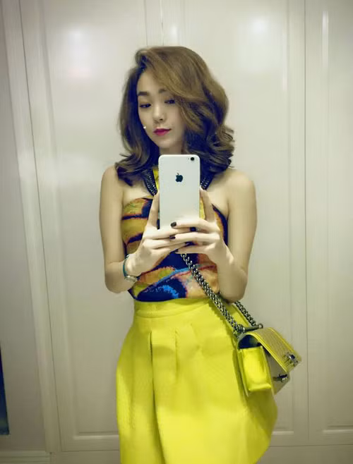 Tủ túi hiệu của Minh Hằng cũng có một chiếc Chanel Boy size nhỏ màu vàng chanh tươi trẻ.