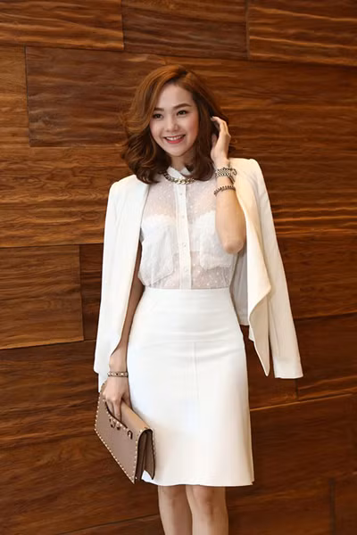 Cô nàng sử dụng xắc tay của nhà mốt Valentino trị giá 35 triệu đồng.