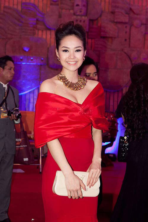 Minh Hằng đi sự kiện với chiếc ví cầm tay Louis Vuitton 50 triệu đồng.