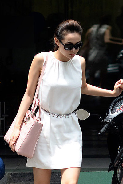 Túi Lady Dior màu hồng phấn có giá dao động từ 80 đến 100 triệu đồng cũng là một trong những phụ kiện yêu thích của người đẹp.