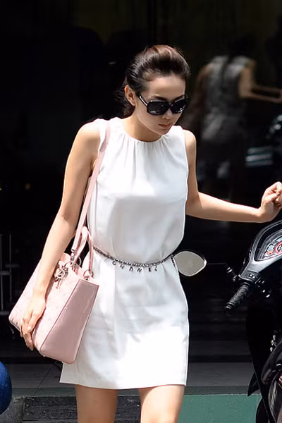 Túi Lady Dior màu hồng phấn có giá dao động từ 80 đến 100 triệu đồng cũng là một trong những phụ kiện yêu thích của người đẹp.