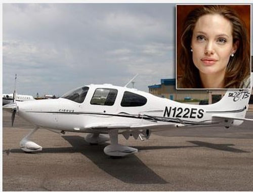 Vào năm 2013, Brad Pitt đã mua một chiếc máy bay phản lực Cirrus SR22 trị giá 33 triệu USD tặng vợ Angelina Jolie.