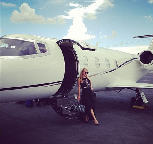 Với lối sống xa hoa sẵn có, cô nàng tóc vàng Paris Hilton không ngại vung tiền mua chiếc máy bay riêng Boeing 747 với giá cực kì đắt đỏ 270 triệu USD.