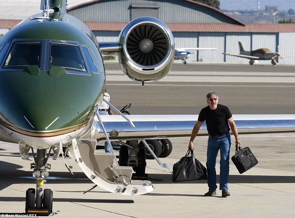 Nam diễn viên Harrison Ford sở hữu tới 8 chiếc máy bay, trong đó có chiếc Cessna 680 (trong ảnh) trị giá 18 triệu USD. Ford từng có những phi công lái máy bay cho riêng mình, nhưng sau khi nhận được bằng lái phi công, nam diễn viên 73 tuổi này đã quyết định tự lái.