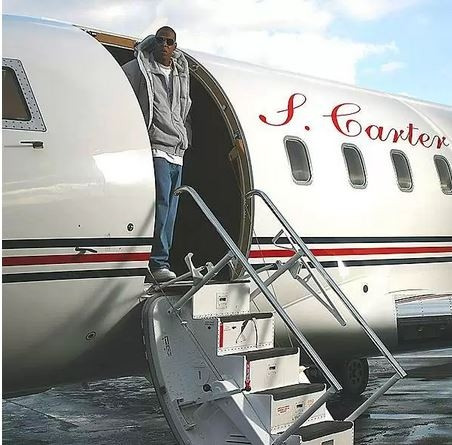 Jay-Z đã nhận được món quà sinh nhật là chiếc chuyên cơ Bombardier Challenger 850 từ Beyonce nhân Ngày của cha vào năm 2012. Được biết, chiếc chuyên cơ của sao ngoại này có một phòng khách, hai phòng tắm, một phòng bếp, một phòng ngủ và giá trị khoảng 40 triệu USD.