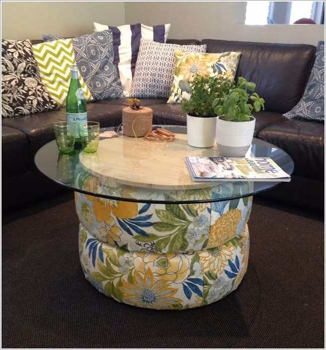 Chiếc bàn với kệ đặt là hai chiếc lốp xe ô tô cũ bọc vải đẹp mắt. Đây thực sự là kiểu bàn phòng khách ấn tượng từ vật dụng tái chế.