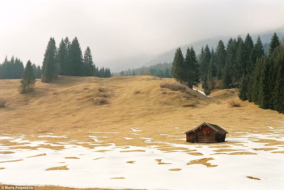 Hình ảnh cho thấy sự lẻ loi của một ngôi nhà nhỏ ở Đức gần biên giới Áo. Đây thực sự là một nơi quá hoang vắng để sinh sống.