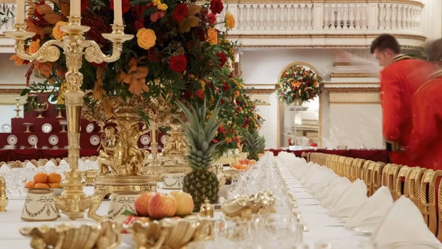 Họ đặt 1.104 chiếc cốc thủy tinh trên bàn dài hơn 50 m. Mỗi khách sẽ có 6 ly để uống nước, vang trắng, vang đỏ. 1.700 chiếc dao, dĩa được sử dụng trong buổi tiệc. Mỗi bộ được bày cách nhau đúng 46 cm.