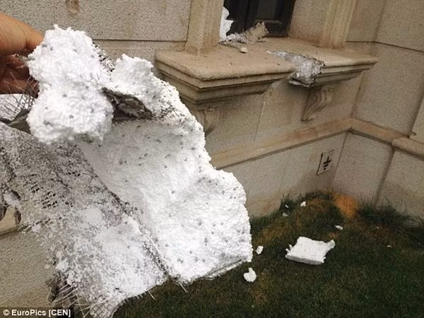 1. Người dân tá hỏa phát hiện tường của biệt thự cao cấp được xây bằng nhựa xốp: Hàng trăm người dân đã vô cùng choáng váng khi phát hiện một phần biệt thự cao cấp mà họ chi tiền tỷ để mua tại Thái Nguyên (tỉnh Sơn Tây, Trung Quốc) thực chất được xây dựng bằng nhựa xốp dễ cháy. Đây là một trong những công trình kiến trúc thảm họa ở Trung Quốc trong năm qua.