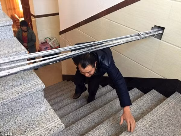 3. Khu nhà ở sang trọng tại Chiết Giang bị đâm xuyên bằng cụm dây cáp khổng lồ: Những sợi dây cáp điện có đường kính hơn 10cm còn chạy xuyên qua toàn bộ không gian nhiều căn nhà, từ phòng bếp, hành lang, phòng khách cho tới cầu thang và phòng ngủ. Hội đồng địa phương đã tiến hành xây dựng các căn hộ bất chấp sự tồn tại của những sợi dây cáp điện đâm xuyên nhà.