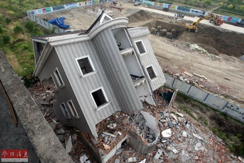 2. Biệt thự gãy đôi và sụp đổ một cách bất thường ở Hàng Châu (Trung Quốc). Cụ thể, tòa nhà ba tầng này bỗng nhiên bị gãy đôi giữa tầng một và tầng hai khiến hai tầng trên cùng bị đổ sập. Sau khi đổ sập, hai tầng trên của tòa nhà dường như vẫn còn nguyên vẹn trong khi tầng một thì tan nát.