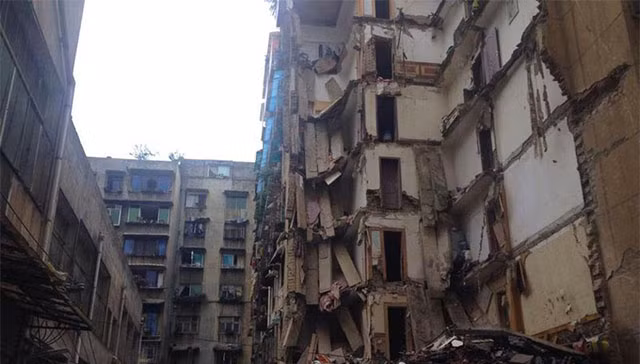 4. Tháng 6 năm nay, tòa chung cư 9 tầng cũ ở thị trấn Tuân Nghĩa, tỉnh Quý Châu, Trung Quốc, đã bất ngờ đổ sập, khiến 4 người tử vong. Nguyên nhân vụ việc là do tòa nhà đã quá cũ.