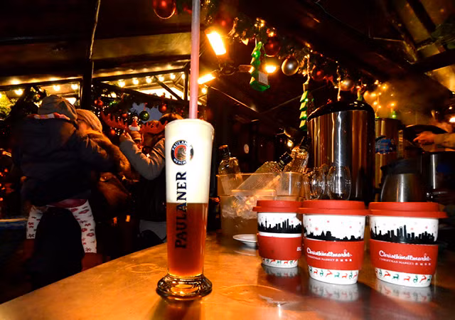 Đồ ăn thức uống cũng được trang trí theo phong cách mừng Giáng sinh.