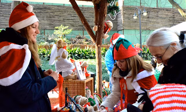 Du khách đến với hội chợ, ngoài việc mua sắm và thưởng thức các món ăn truyền thống, còn được xem những màn biểu diễn đặc sắc được thể hiện bởi các đoàn ca múa, các ca sĩ nhạc Pop và các ảo thuật gia.