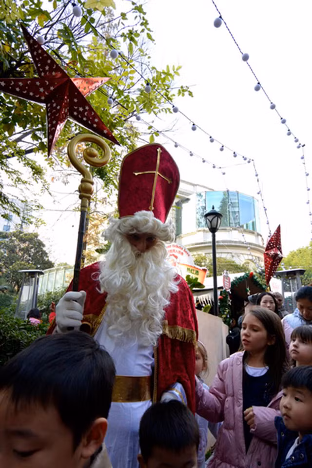 German Christmas Market còn cung cấp một khu vui chơi dành riêng cho trẻ em với các hoạt động như tự tay nướng bánh, chụp ảnh với ông già Noel, đi xe băng chuyền và thăm các tòa lâu đài thu nhỏ.