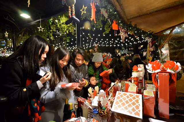 Những năm gần đây, chợ Giáng sinh theo phong cách châu Âu đã du nhập tới các nước châu Á. German Christmas Market là hội chợ Giáng sinh lớn nhất của Trung Quốc nằm ở huyện Từ Hối thuộc Thượng Hải, dọc theo bờ sông Hoàng Phố.