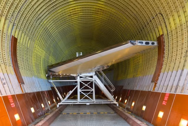 Khoang máy bay được tận dụng tối đa để có diện tích chứa đồ lớn nhất. Trọng lượng tối đa Beluga có thể chở là 47 tấn.